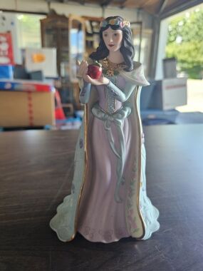 Decorative Porcelain Princess Figurine in‎ Lavender and Mint with Red Apple❤️❤️